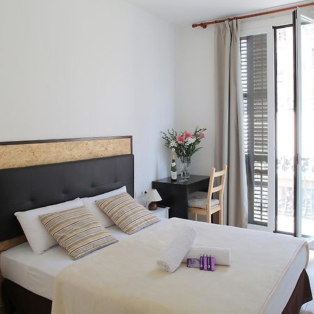 Hostal Balkonis Barcelona Bagian luar foto
